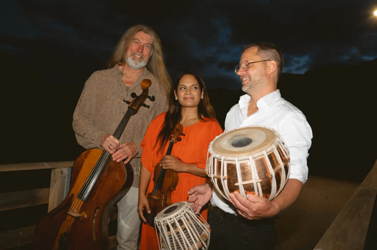 En kvinne og to menn som holder i hvert sitt instrument - Klikk for stort bilde