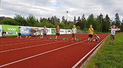 Bildet av barn som står på en friidrettsbane utendørs