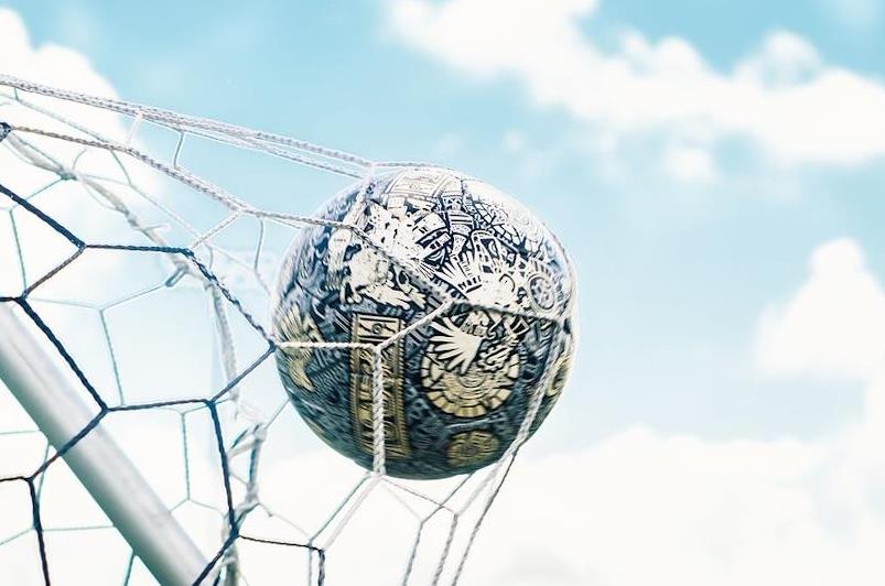 Fotball i lufta inne i mål - Klikk for stort bilde