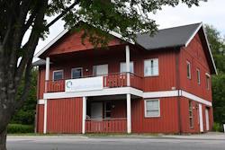 Rød to-etasjes bygning med skilt med teksten trysilkulturskole på