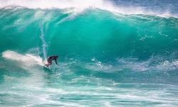 En mann surfer på en stor bølge